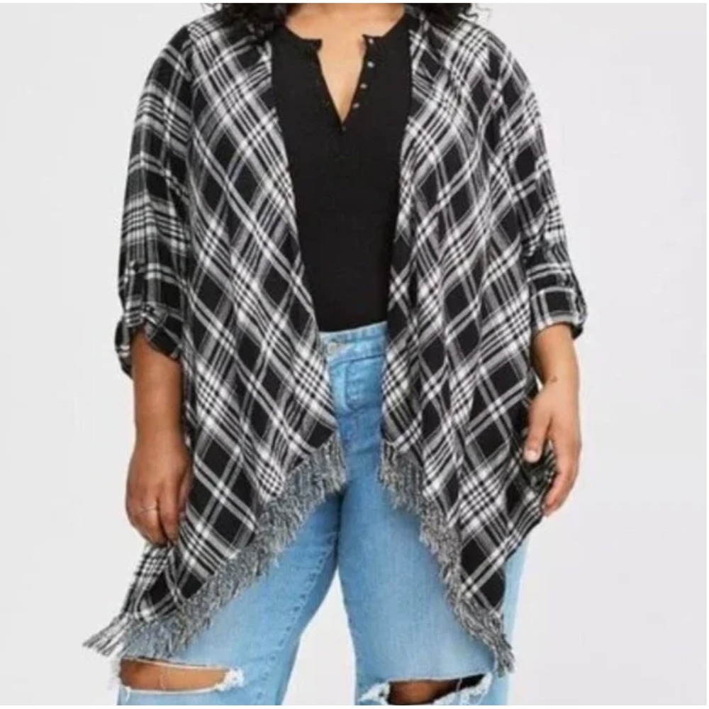 Torrid WomenPlus Size 22/24 Black White Plaid Roll Sleeve Fringe Kimono‎ Wrap